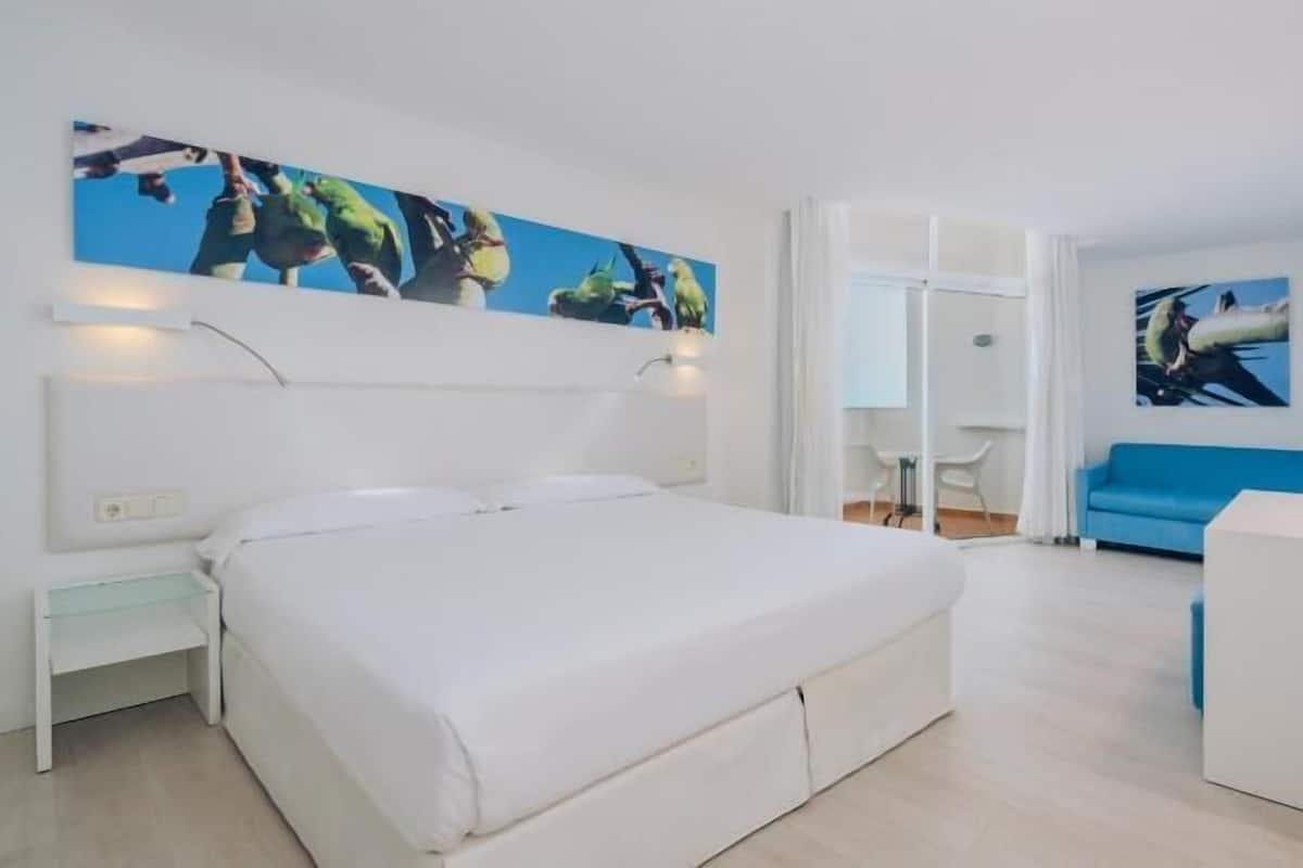 Minibar, Zimmersafe, individuell dekoriert, individuell eingerichtet