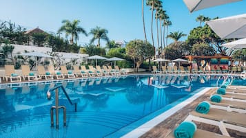 2 buitenzwembaden, parasols bij het zwembad en ligstoelen