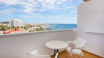 Habitación con 2 camas individuales, vistas al mar | Vistas desde la habitación