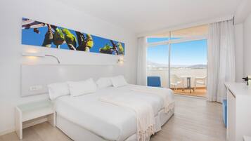 Tweepersoonskamer | Een minibar, een kluis op de kamer, individueel gedecoreerd