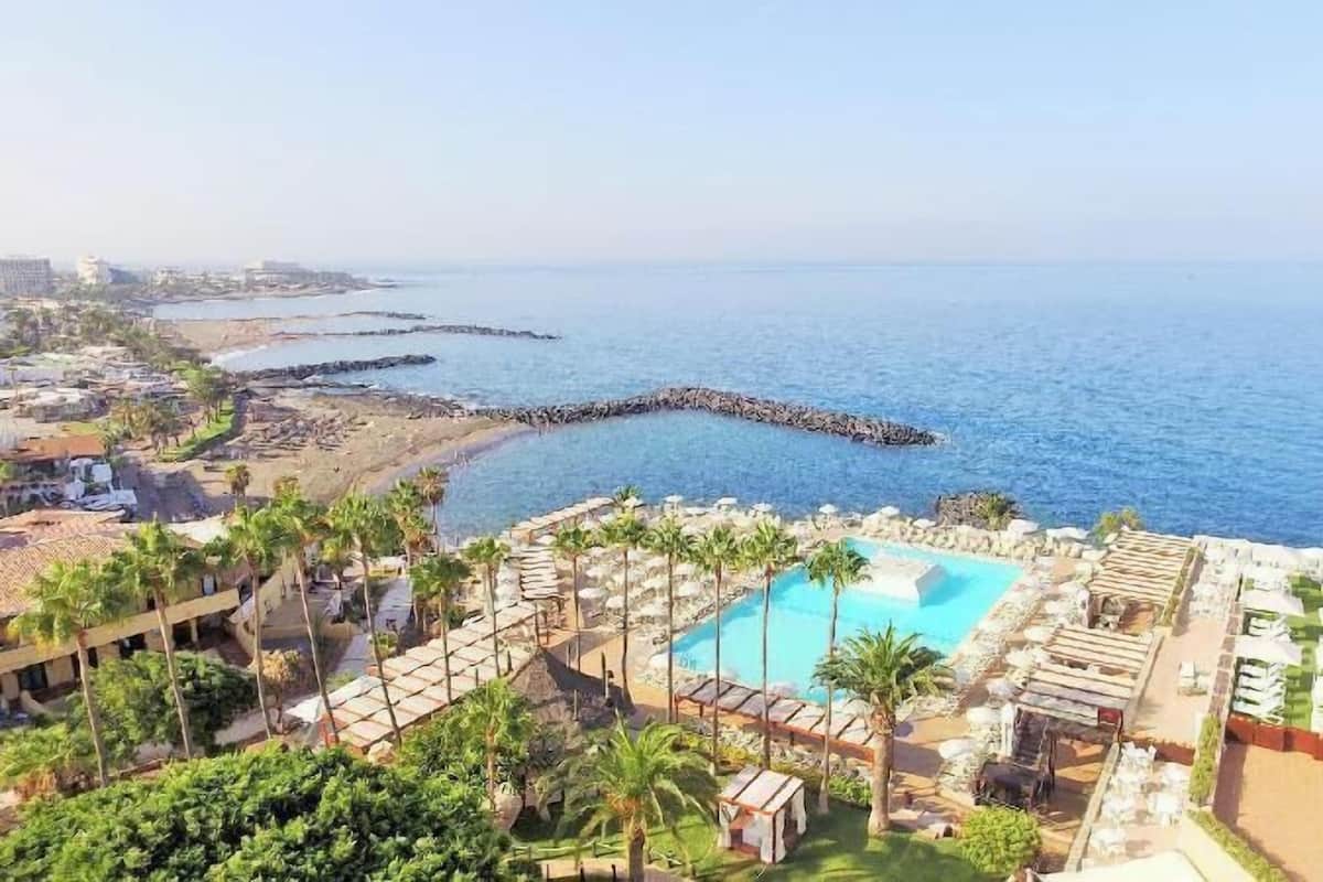 Pool | 2 Außenpools, Sonnenschirme, Liegestühle