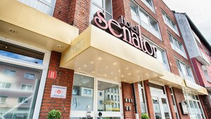 Entrada de hotel con un cartel llamativo que dice "Hotel Senator".