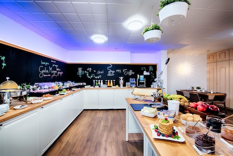 Café da manhã com buffet nos fins de semana (EUR 12.9 por pessoa)