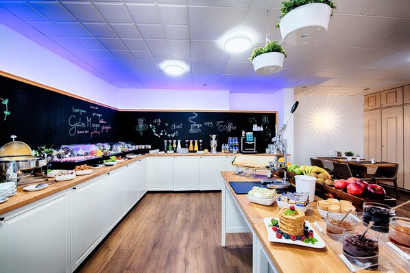 Frühstücksbuffet am Wochenende (12.9 EUR pro Person)