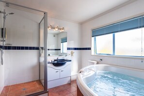 Familielejlighed - 2 soveværelser - 2 badeværelser - havudsigt (with Indoor Spa) | Badeværelse | Miljøvenlige toiletartikler, hårtørrer, håndklæder, Sæbe