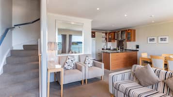 Family Apartment, 2 Bedrooms, 2 Bathrooms, Ocean View (with Indoor Spa) | Living area | Books