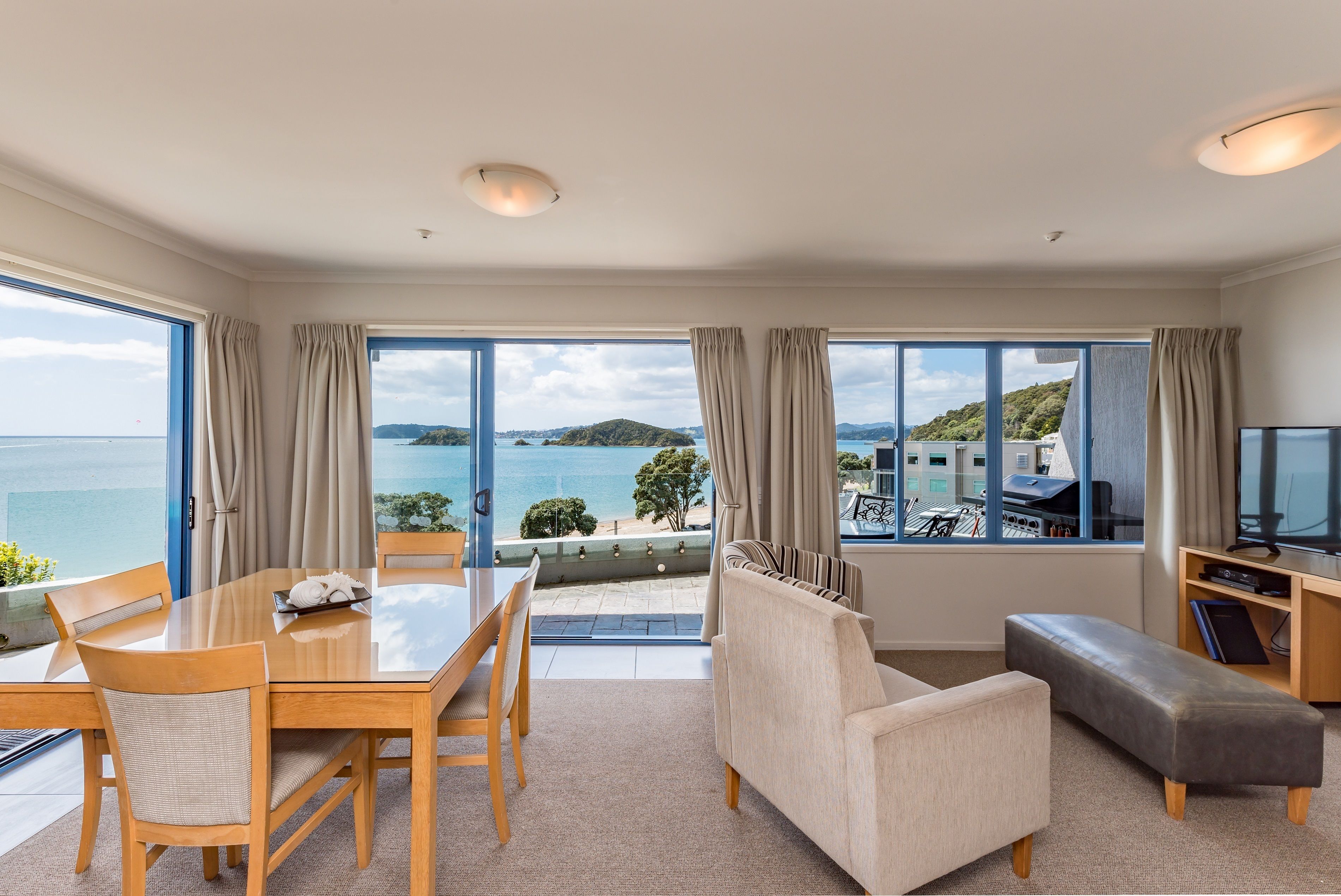 Luxury Room, 2 Bedrooms, Hot Tub, Ocean View | Living area