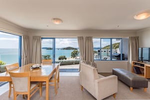 Luxury Room, 2 Bedrooms, Hot Tub, Ocean View | Living area | Books