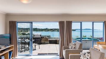 Luxury Room, 3 Bedrooms, Hot Tub, Ocean View | Living room