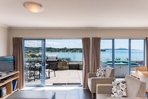 Luxury Room, 3 Bedrooms, Hot Tub, Ocean View | Living room - Blue Pacific Quality Apartments (Paihia)