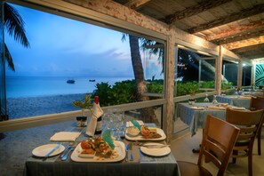 供应早餐、午餐和晚餐，国际美食