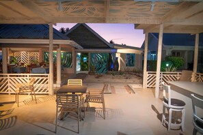 Breakfast, lunch, dinner served; international cuisine 