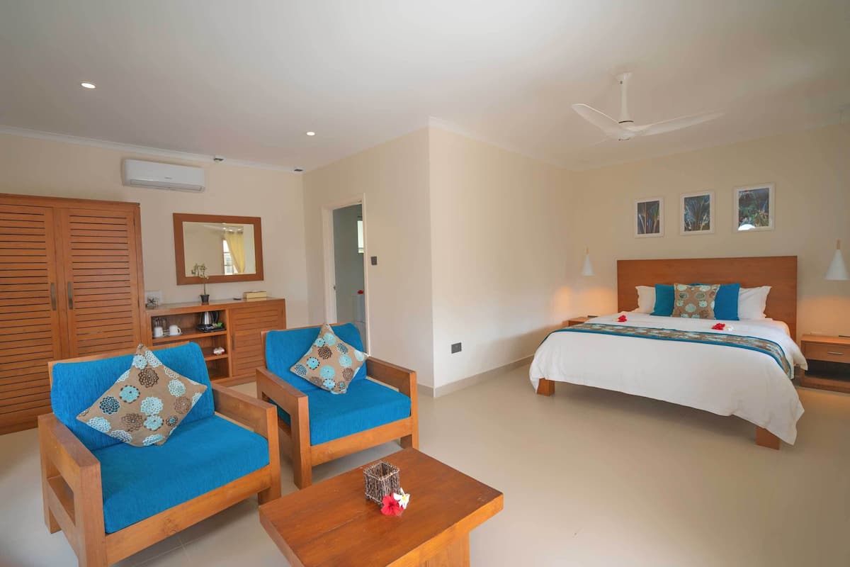 Superior Room | Minibar, in-room safe, desk, iron/ironing board