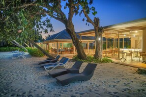 在海滩、沙滩椅