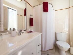 Free toiletries, hair dryer, towels - Victoria Lodge (Rotorua)