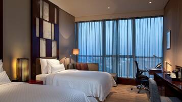 Minibar, una cassaforte in camera, una scrivania, ferro/asse da stiro