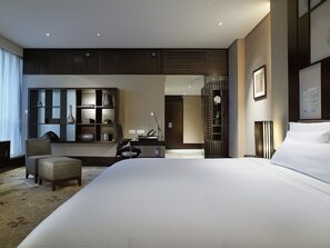 Minibar, in-room safe, desk, iron/ironing board