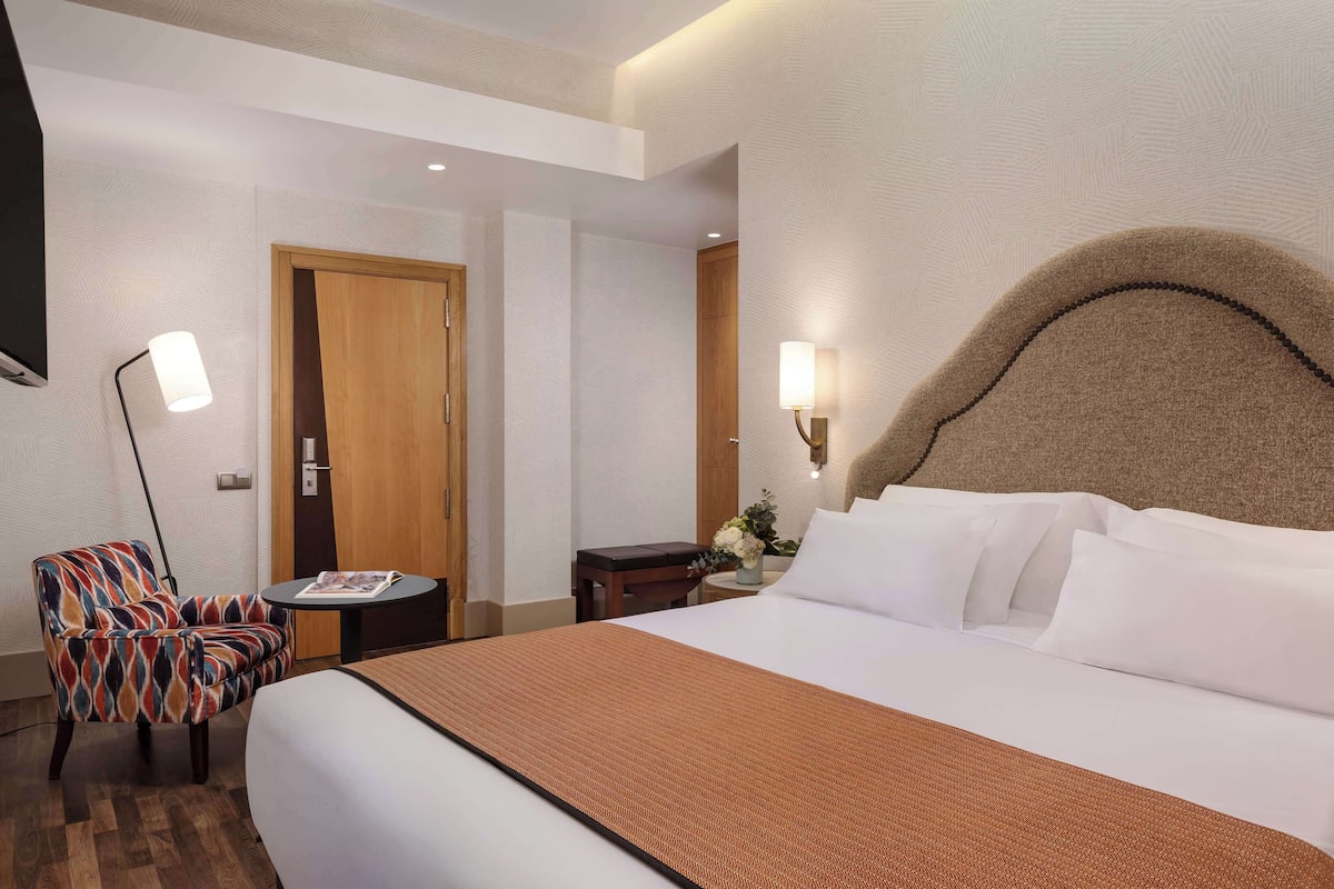 Superior Room (Interior) | Premium bedding, minibar, in-room safe, blackout drapes