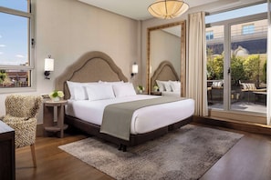 高档床上用品、迷你吧、客房内保险箱、特色装修