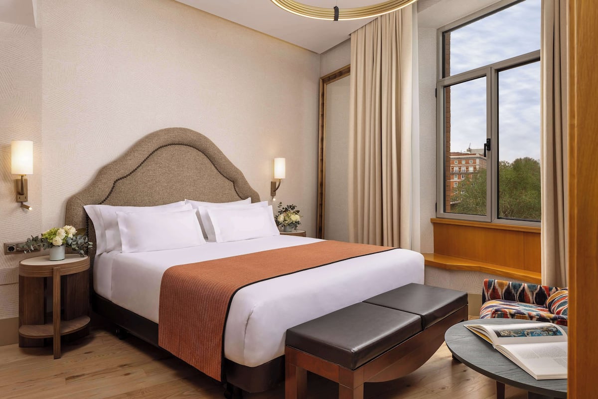Kamar Premium (Prado View) | 1 kamar tidur, seprai premium, minibar, dan brankas