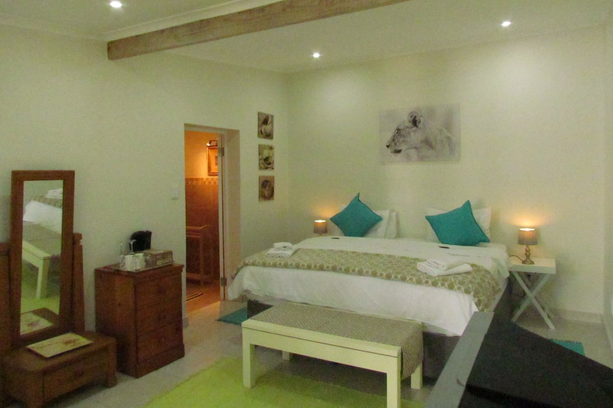 Room (Protea) | Minibar, iron/ironing board, free cots/infant beds, free WiFi