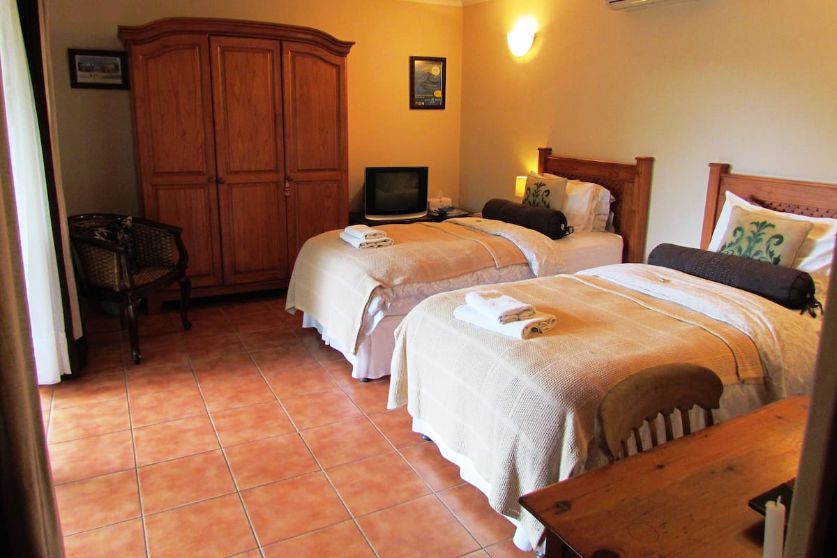 Sunflower | Minibar, iron/ironing board, free cots/infant beds, free WiFi