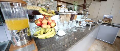 Breakfast (EUR 8.00 per person)