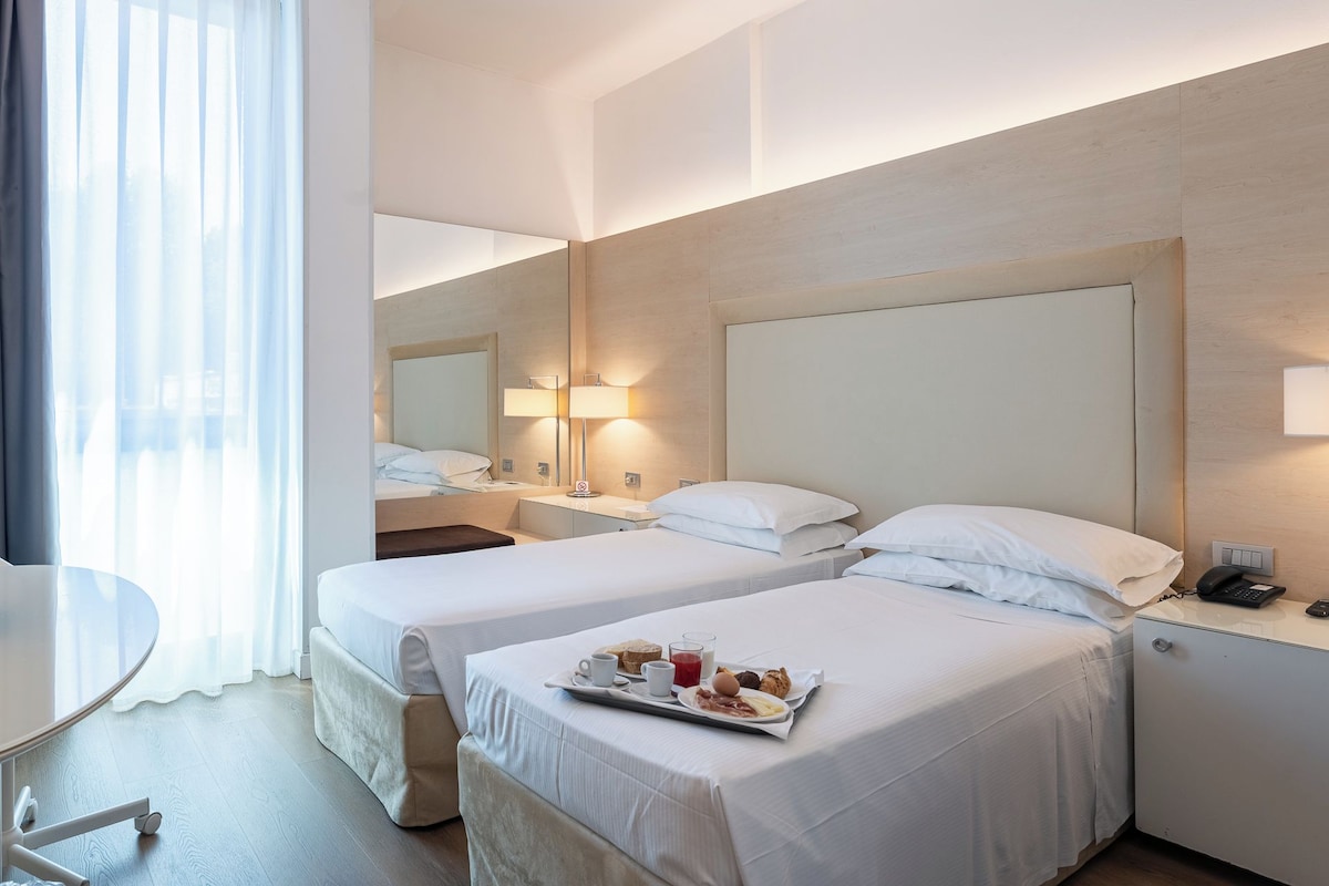 Classic Double or Twin Room | Down duvets, in-room safe, laptop workspace, soundproofing