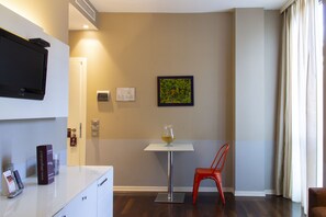 Junior Suite, Hot Tub | Living area