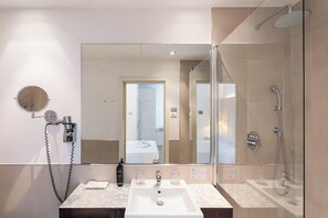 Superior Double or Twin Room | Bathroom | Combined shower/bathtub, hair dryer, bidet, towels - Smy Bologna Centrale (Bologna)