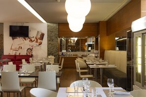 Breakfast, lunch, dinner served; Italian cuisine - Smy Bologna Centrale (Bologna)