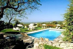 สระว่ายน้ำกลางแจ้ง