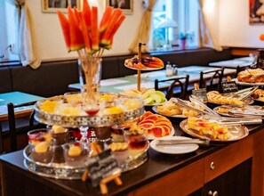 Café da manhã com buffet todos os dias (CZK 300 por pessoa) 