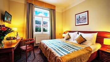 ميني بار وخزنة داخل الغرفة ومكتب ومساحة عمل للكمبيوتر المحمول