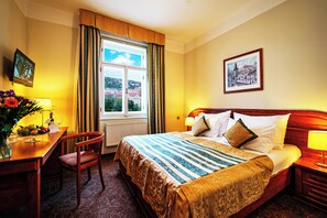 Frigobar, cofres nos quartos, escrivaninha