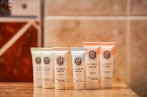 Minibar, in-room safe, desk, laptop workspace - Hotel U Divadla (Prague)