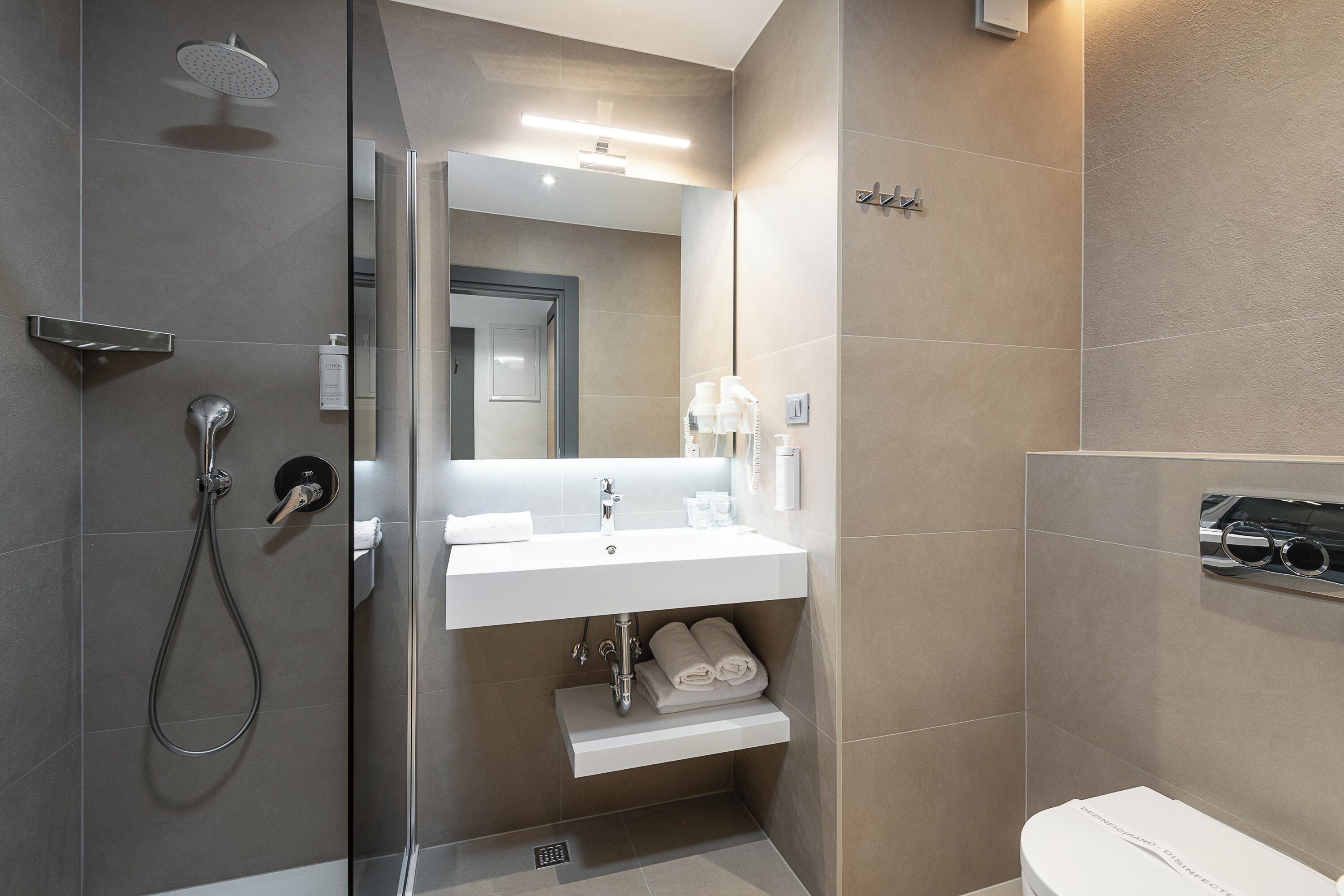 superior double or twin room, balcony | bathroom | shower, hair dryer, towels