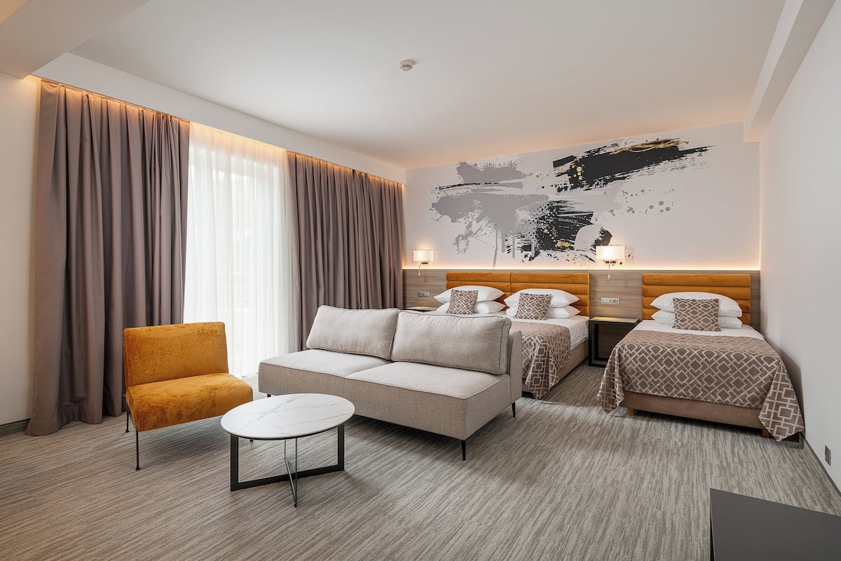 Family Room | In-room safe, soundproofing, iron/ironing board, free WiFi