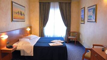 Minibar, una scrivania, insonorizzazione, Wi-Fi gratuito