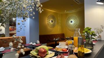 Colazione a buffet, servita tutte le mattine (12.5 EUR a persona)