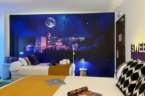 三人房, 阳台 | 高档床上用品、迷你吧、客房内保险箱、特色装修