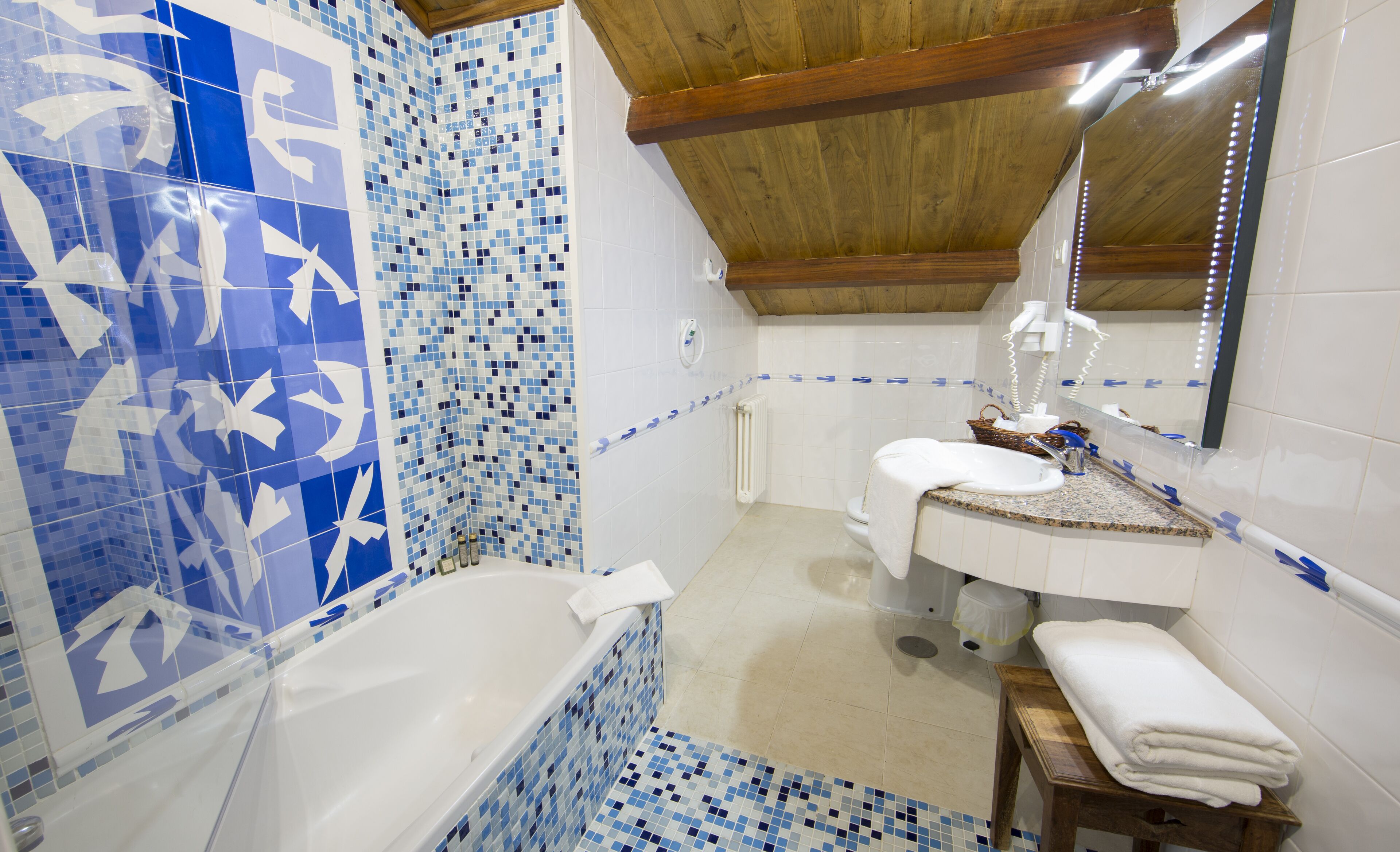 junior room | bathroom | combined shower/bathtub, free toiletries, hair dryer, towels