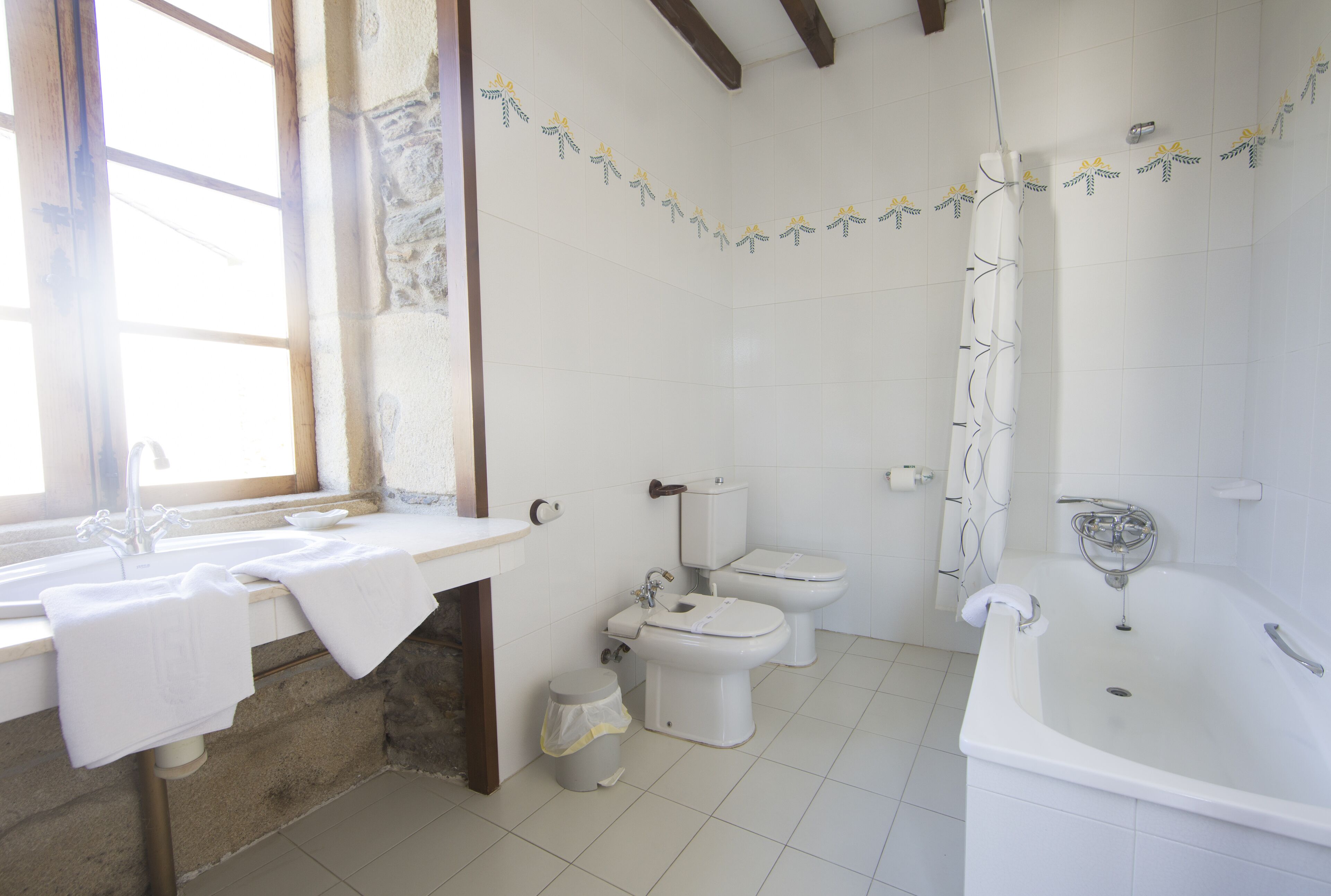 A bathroom with a sink, toilet, and bathtub.