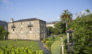 Una piscina al aire libre de temporada, sillones reclinables de piscina