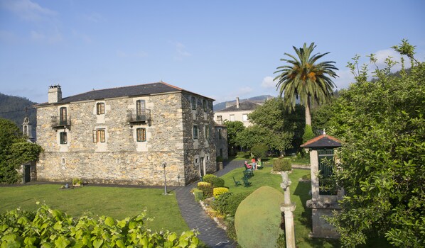 Seasonal outdoor pool, pool loungers - Pazo da Trave (Viveiro)