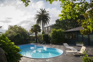 季节性开放的室外游泳池，日光浴躺椅