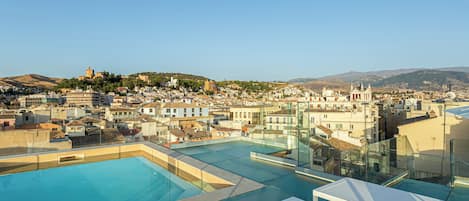 Una piscina al aire libre