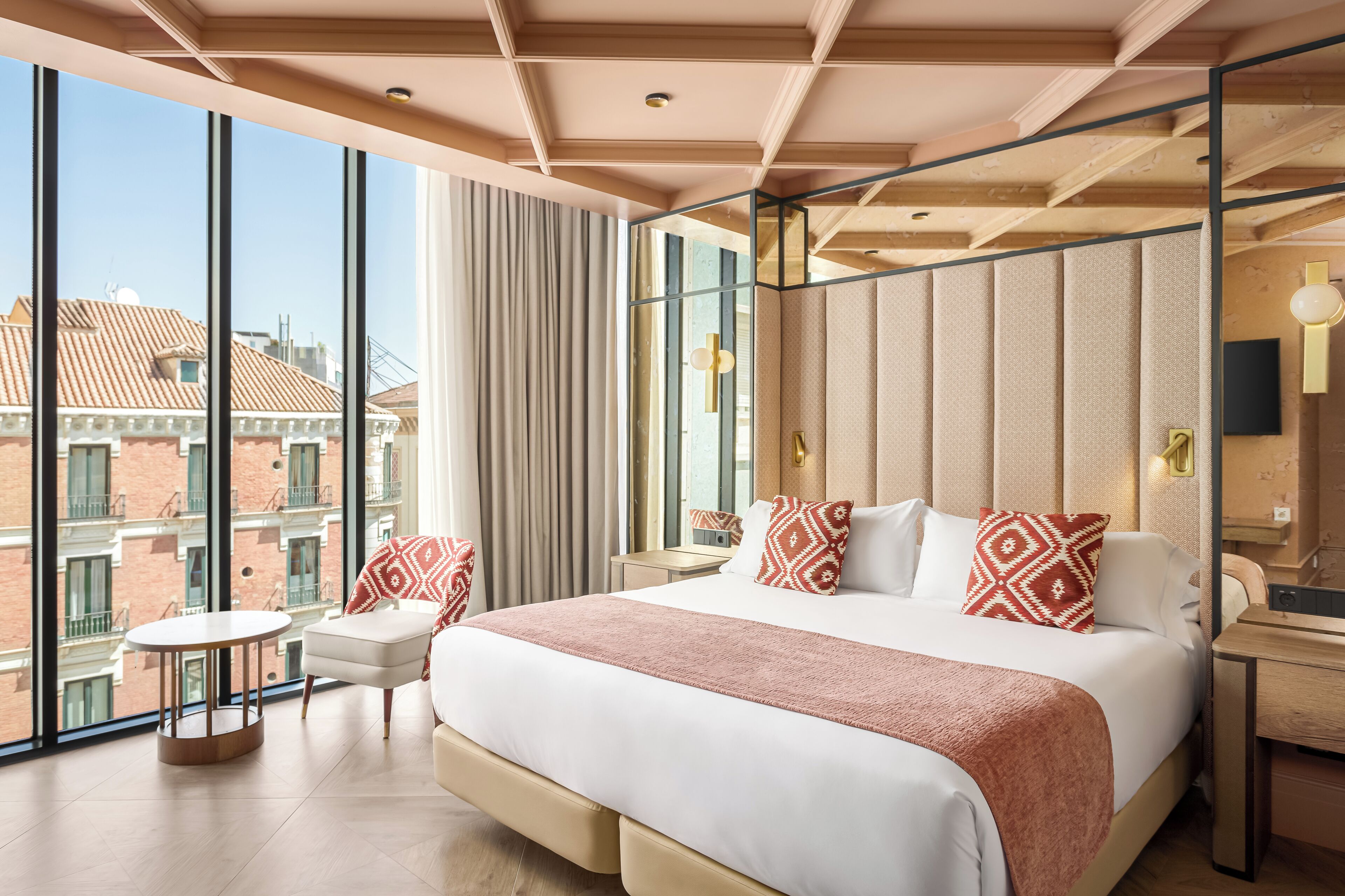 Deluxe Room | Minibar, in-room safe, soundproofing, iron/ironing board