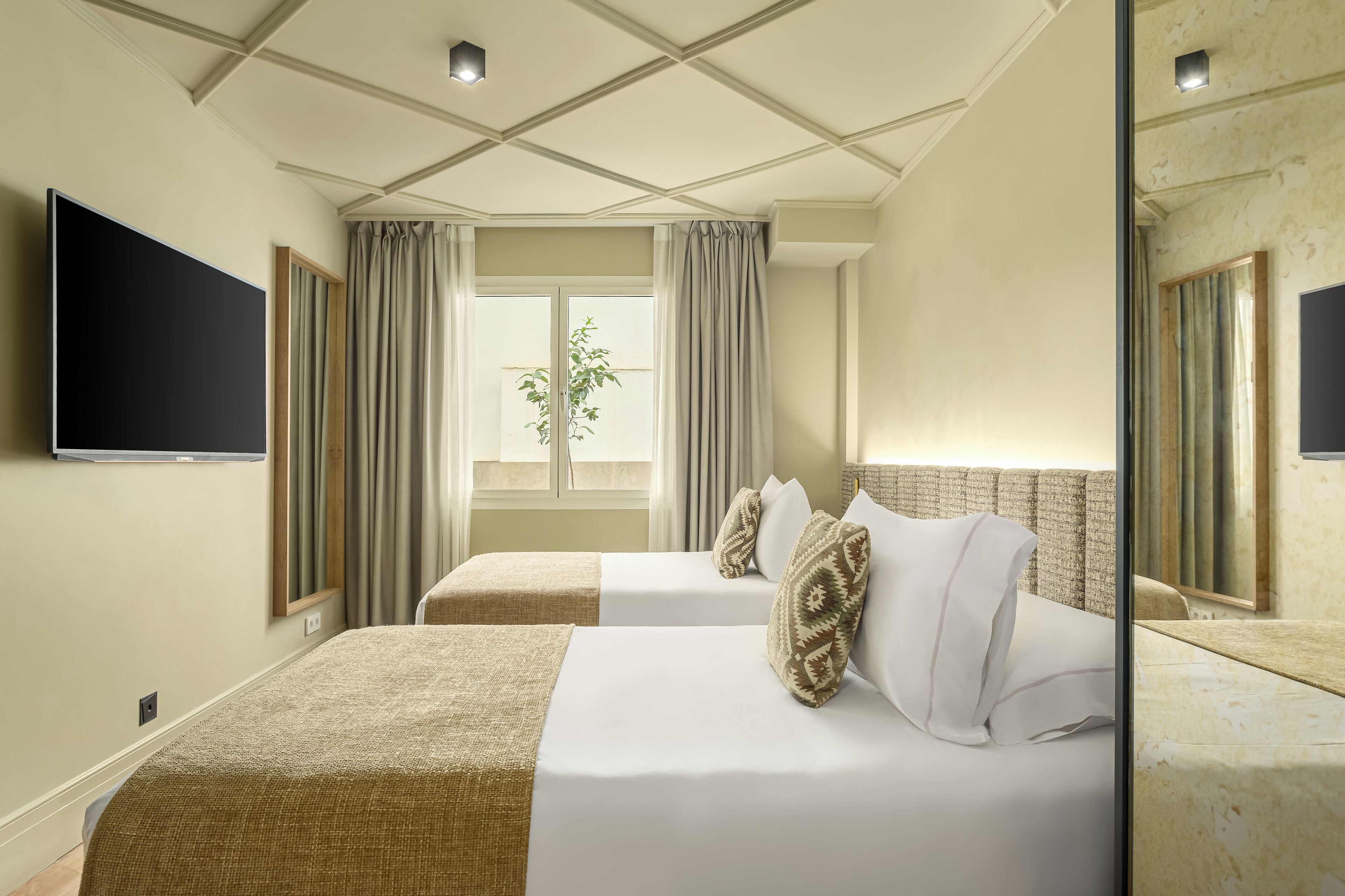 double room | 1 bedroom, minibar, in-room safe, soundproofing