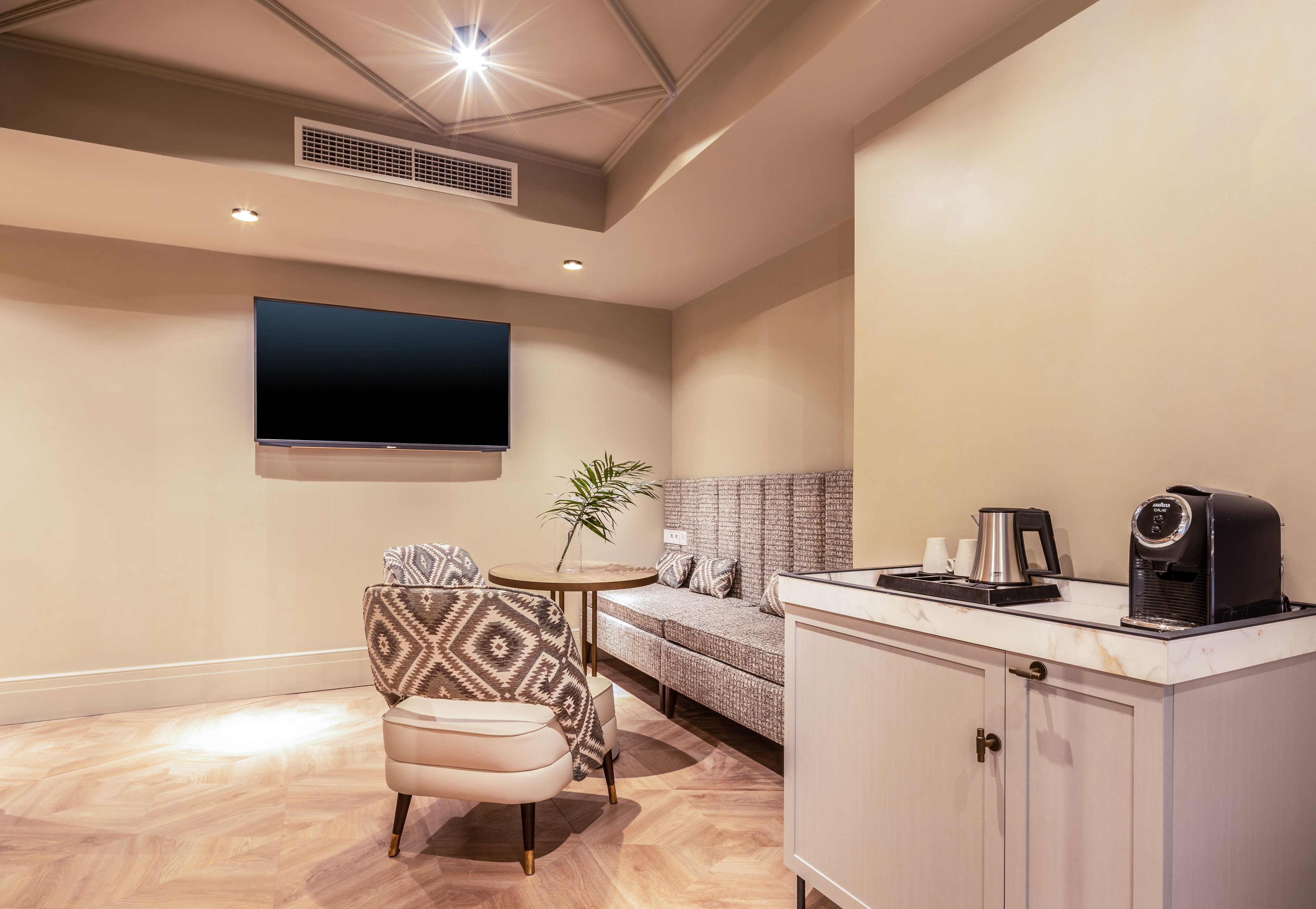 junior suite | living area | flat-screen tv